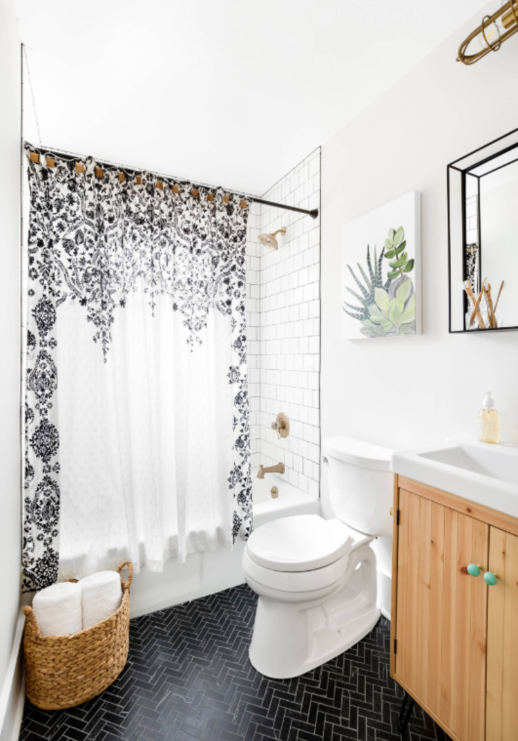 vintage vzhľad malých kúpeľní so sprchovými závesmi a drevenými skrinkami pod umývadlom