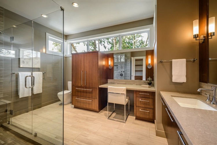 Kúpelňový nábytok z dreveného toaletného stolíka vysoká skrinka