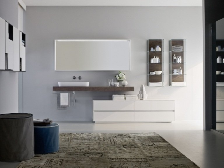 Biely kúpeľňový nábytok - spodná skrinka a umývadlo vyrobené z dreva Nábytok do kúpelne-biele-zrkadlo-osvetlenie-nápady