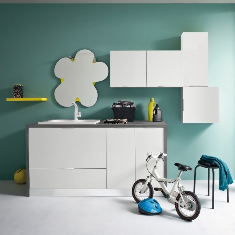 Zriadiť detský bazén - sladký nápad Kúpelňový nábytok-biela-detská-kúpeľňa-dizajn-zrkadlo