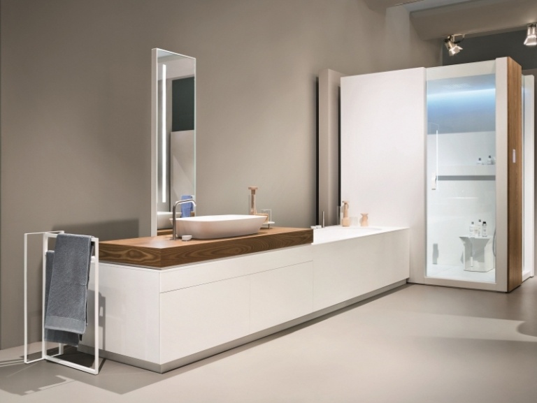 Kúpeľňa v bielej farbe s dreveným dubovým umývadlom Kúpelňový nábytok-biela-márnosť-nápady-zrkadlo