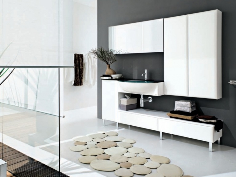 Minimalistická kúpeľňa s bielymi skrinkami Nápady do kúpeľne-biele sklo-umývadlo