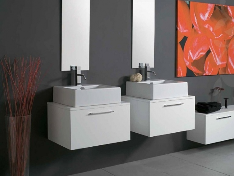 Kúpeľňový nábytok v bielej farbe a sivej stene Kúpelňový nábytok-biela-základná skrinka-umývadlo-kúpeľňové zrkadlo