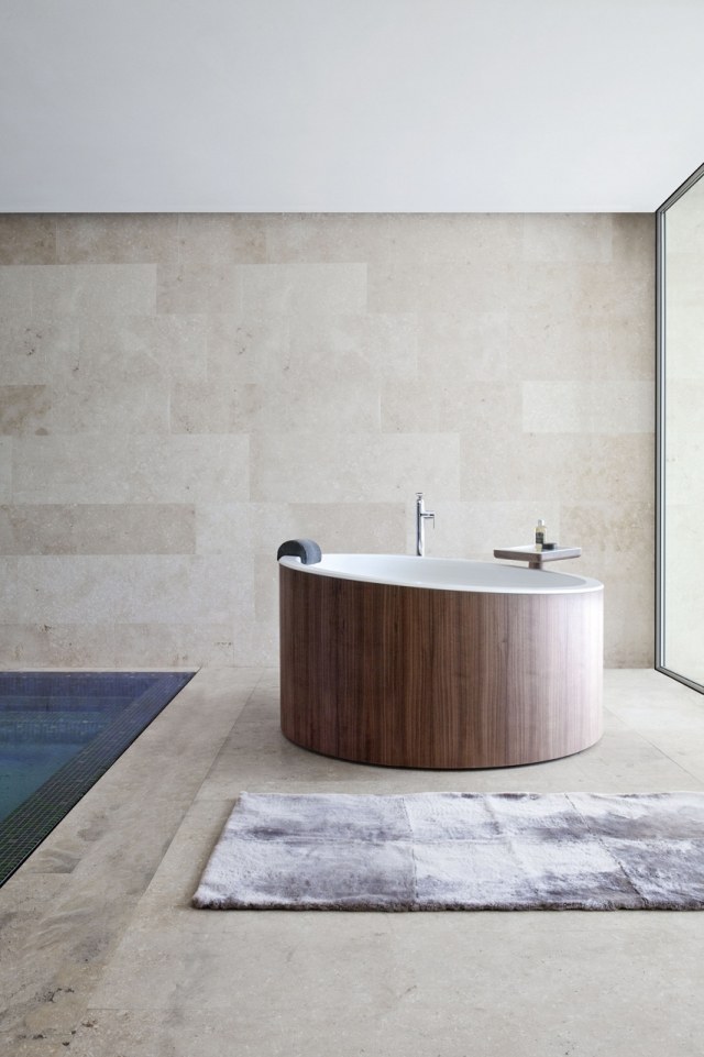 Drezúrna vaňa s operadlom okrúhleho tvaru z moderných materiálov