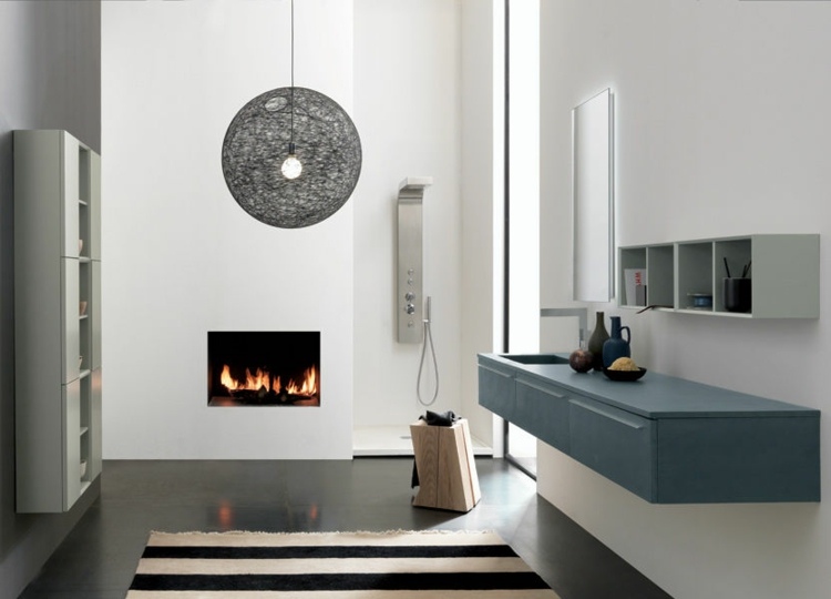 Kúpelňová skrinka je vyrobená z dreva a má vysoký toaletný stolík