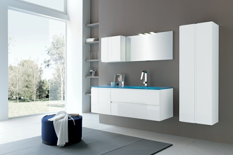 biela kúpeľňová skrinka vyrobená z drevenej skrinky so zrkadlom