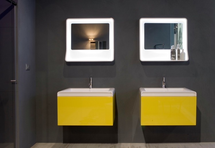 moderné malé kúpeľňové zrkadlo s osvetlením