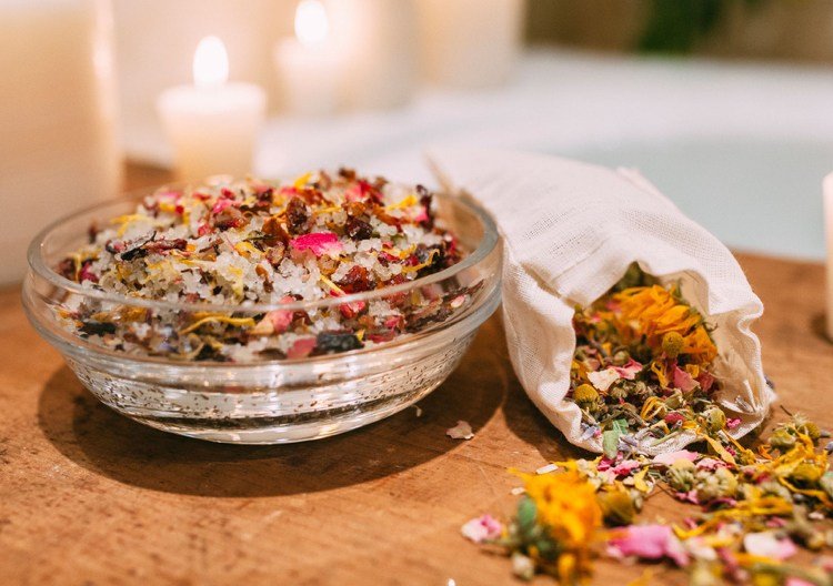 Vyrobte si sami prísady do kúpeľa bylinkový kúpeľ so soľou Epsom na uvoľnenie svalov