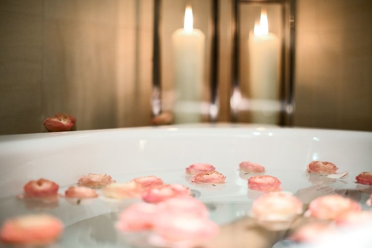 Vytvorte si vlastný recept na prísadu do kúpeľa na relaxačný kúpeľ