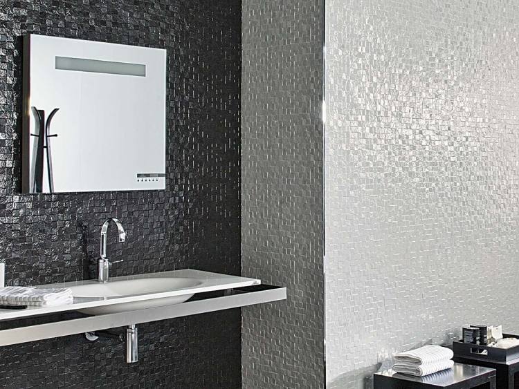 kúpeľňa-obklady-2015-trendy-dizajn-moderná-mozaika-čierna-biela-perleťová-zrkadlo