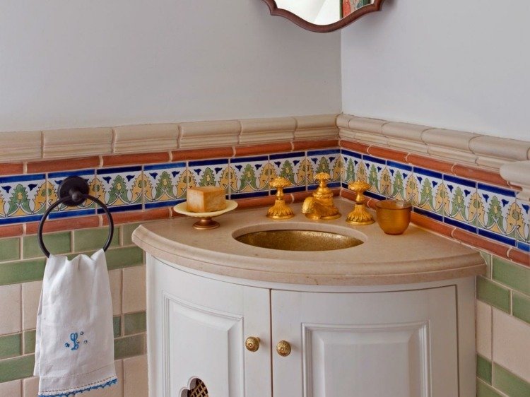 kúpeľňový nábytok malé vane okolo rohovej skrinky orientálna dlažba zlaté kovanie