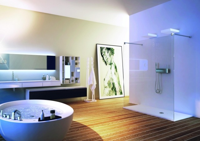 kúpeľňa wellness prostredie drevená podlaha sklenená priečka sprchovací kút