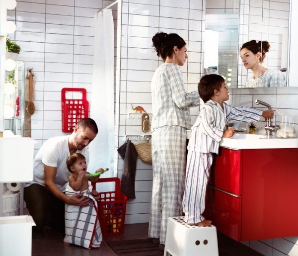 Vybavenie kúpeľne-červená a biela zrkadlová skrinka