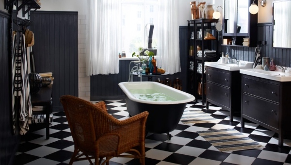 Ratanová stolička do kúpelne Ikea kúpeľňový nábytok čiernobiely