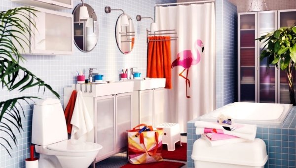 Sady kúpeľňového nábytku Ikea dodávajú dizajnu farebné akcenty