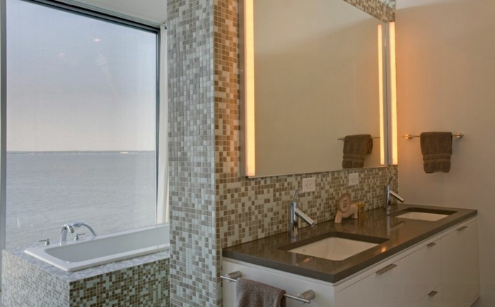 LED osvetlenie je variantom pre zrkadlo v kúpeľni zrkadlo do kúpelne s bočnou mozaikovou skrinkou s osvetlením bielou