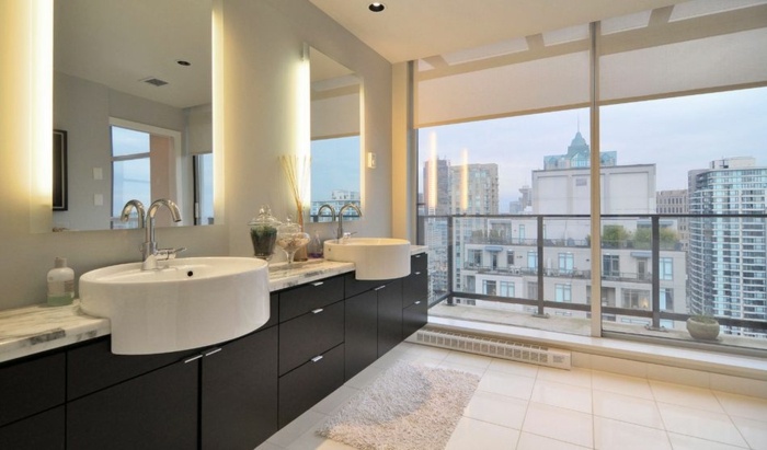 V kúpeľniach s veľkými oknami stačí jemné osvetlenie okno predná kúpeľňová konzola čierne umývadlo kúpeľňové zrkadlo s osvetlením