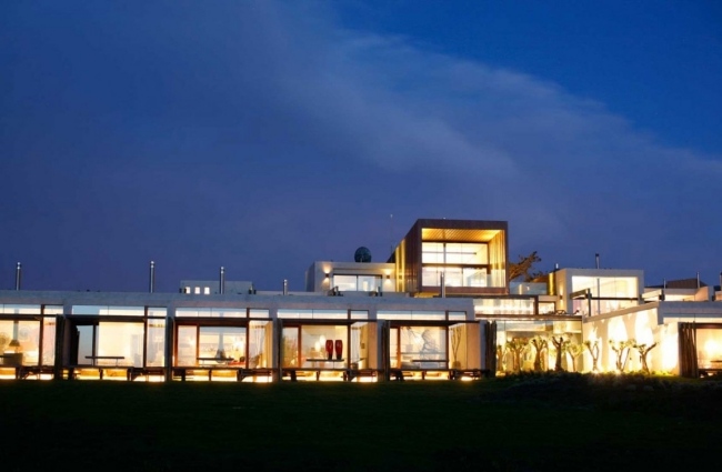 Portugalský boutique hotel Areias-do Seixo-moderná architektúra na pobreží