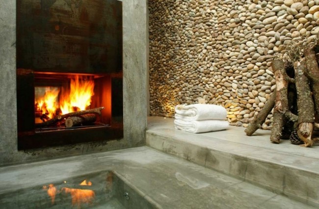 Vybavenie hotelovej izby zariadené tematickým zariadením vstavaná krbová vírivka