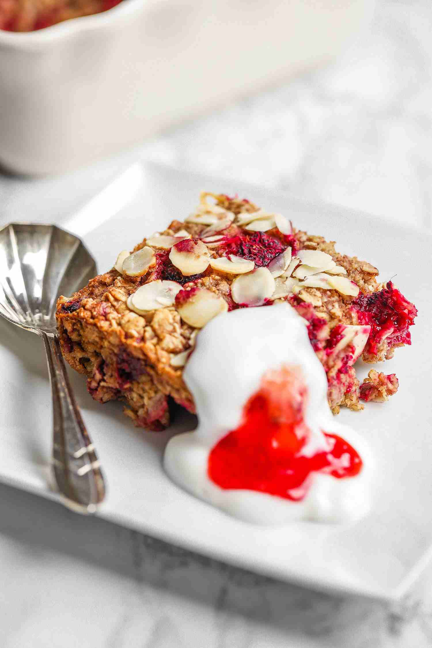 Pečené ovsené vločky maliny mandle jogurt zdravé raňajky ovsené vločky