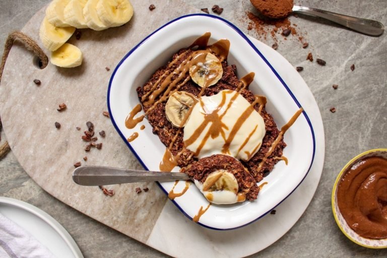Pečené ovsené vločky Čokoláda Banán arašidové maslo Vegánske zdravé raňajky z ovsených vločiek