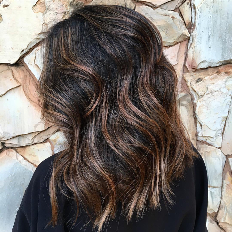 balayage-blond-hnedá-prírodné-vlny-melír