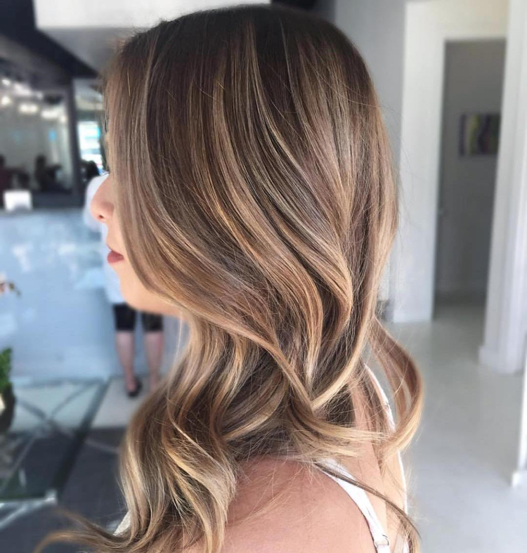 Balayage hnedá vs balayage blondína Balayage hnedá vs balayage blond -natural-highlighty-slnko