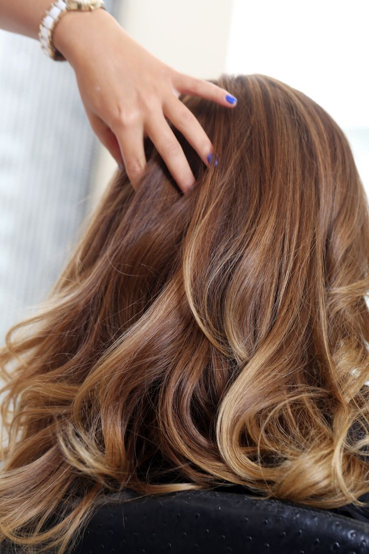 balayage-blond-hnedá-prírodná-farba-vlasov-karamel