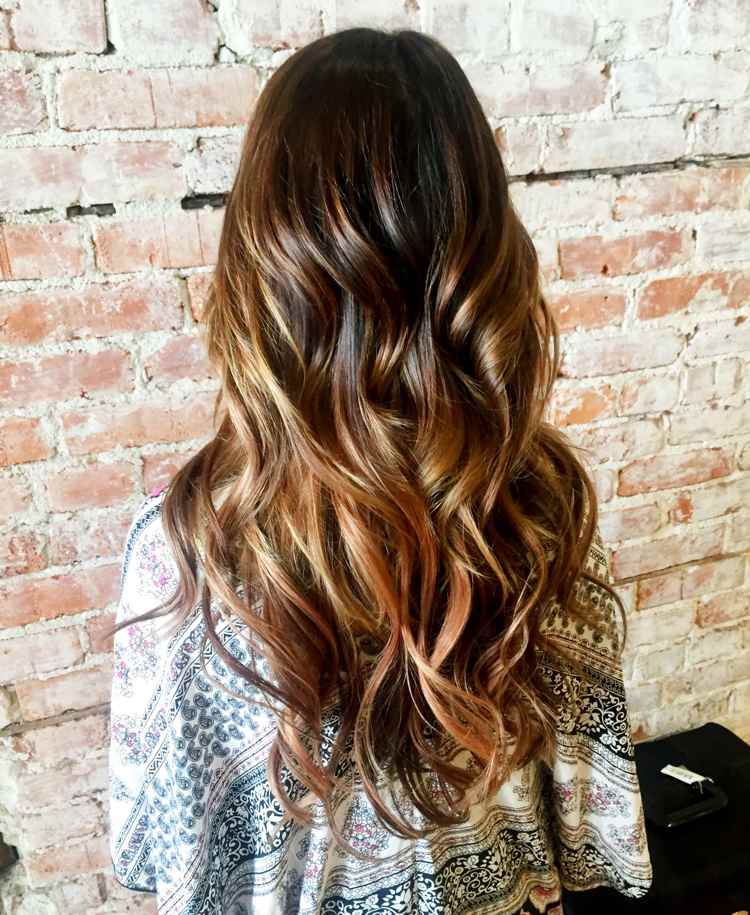 Balayage hnedá vs balayage blondína Balayage hnedá vs balayage blond -dôveryhodné-dlhé vlasy