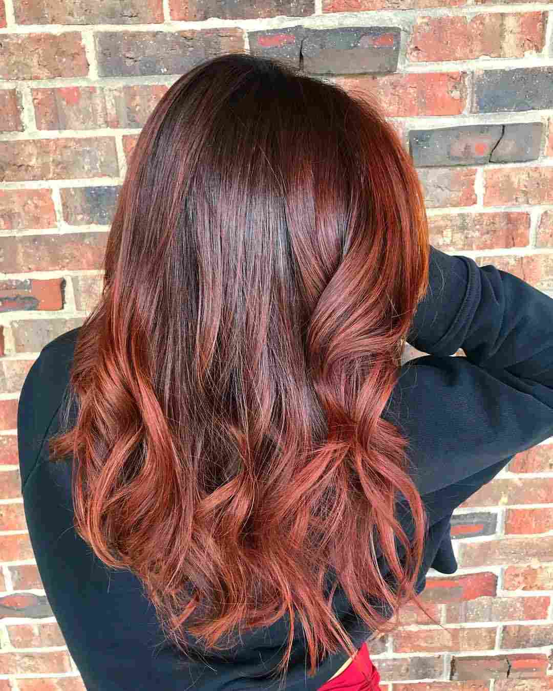 Tipy na úpravu dlhých vlasov pre hnedú červenú balayage