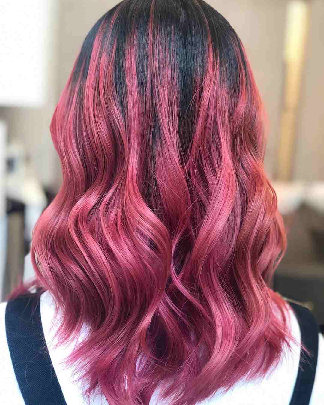 Čerešňovo červená farba vlasov Čierne vlasy s nápadmi na pramene