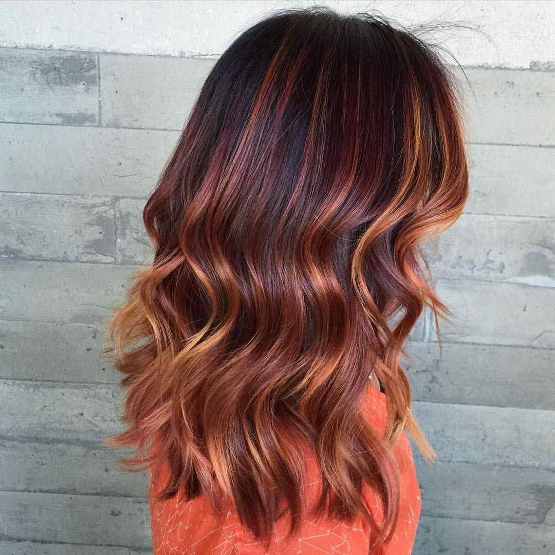 Medené červené pramene na tmavohnedých vlasoch Trendy vlasov 2019 ženy
