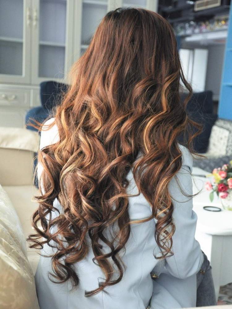 balayage-highlighty-tmavé-vlasy-kučeravé