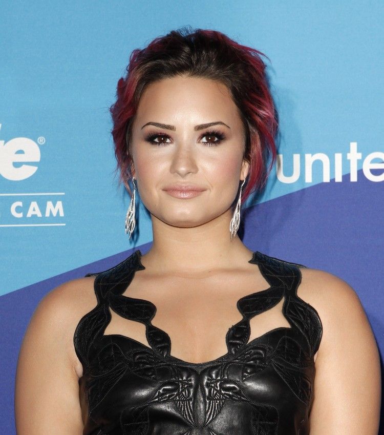 Ombre s červenými špičkami a čiernym krkom ombre-krátke vlasy-čierno-červené-dramatické-účes