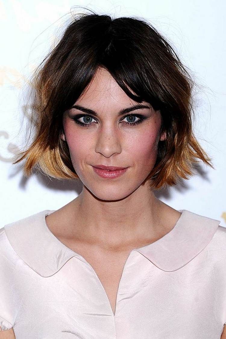 ležérny krátky účes s ombre ombre-krátke vlasy-tmavé-vlasy-svetlé-tipy-krátke-bob