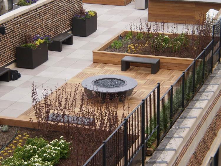 Skombinujte drevené prvky s betónovými alebo keramickými dlaždicami Balkónové obklady vyrobené z dreva - kovové zábradlie - strešná terasa - kombinácia - betónové okruhliaky - lavičky - rastliny - kvety