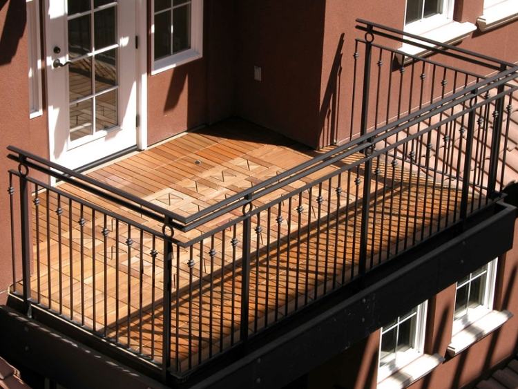 rozmanité varianty usporiadania a dizajnu jednotlivých prvkov Balkónové obklady vyrobené z dreva -malé-praktické-kovové zábradlie-terasové dvere-biele