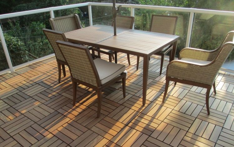 krásny záhradný nábytok sa nádherne hodí k drevenej podlahe balkón-obklady-drevo-stôl-stoličky-ratanové zábradlie-kov-konštrukcia-sklárne
