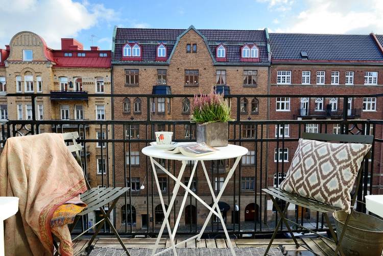 Vintage štýl a ležérny vonkajší nábytok na balkóne balkón-obklady-drevo-vinobranie-vankúše-skladacie-stoličky-strop-stôl-malé-kovové zábradlie