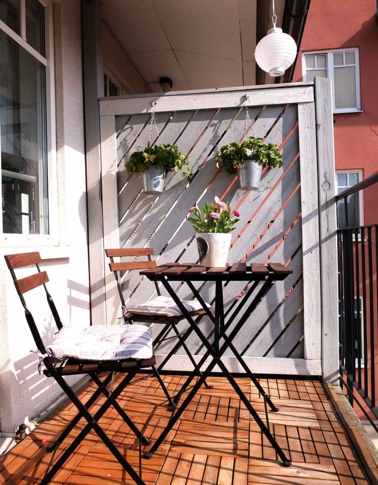 praktické a jednoducho ideálne pre malé balkóny - drevené obklady balkónová dlažba-drevo-malé-mesto-byt-gabaeude-viac-rodinný dom-skladacia stolička-kovový stôl