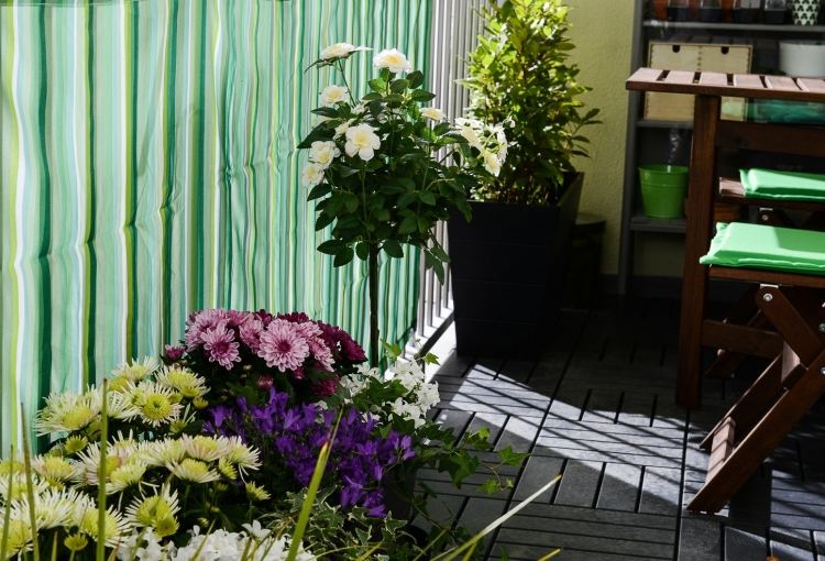 viac rastlín pre lepšiu náladu v lete skladačka-balkón-dlažba-drevo-sivá-kvety-krásna-rastlina-stôl-skladacia stolička