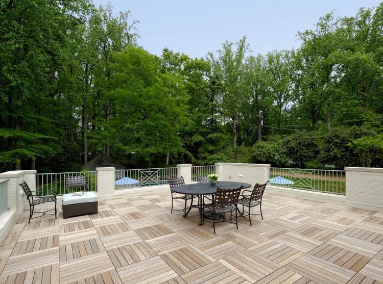 Bez ohľadu na to, či je to strešná terasa alebo malý balkón - drevené dlaždice sa k nej úžasne hodia balkón-kachle-drevo-záhradný-nábytok-kov-oceľ-čierne-zábradlie-stromy-nehnuteľnosť