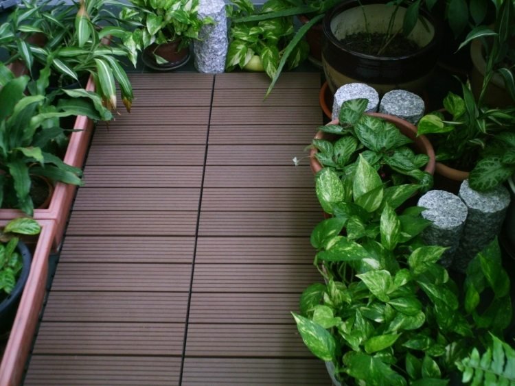 Kompozitné prvky s vzhľadom podobným drevu balkón-dlažba-drevo-rastliny-kvety-zelená-svieža-vaňa
