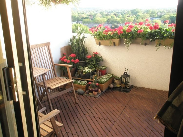 krásne drevené obklady s diagonálne usporiadanými latami balkón-obklady-dreviny-bkumen-kuebel-skladacia-stolička-deco