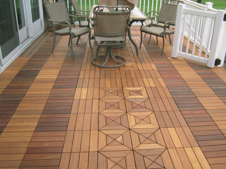 rustikálny oceľový nábytok a krásne podlahy na balkóne balkón-kachle-drevo-záhradný-nábytok-oceľ-rustikálne-čalúnené-vankúše-hnedé-usporiadanie