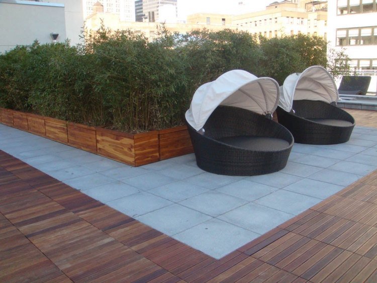 Terasa s betónovou dlažbou, drevenými prvkami a bambusom balkón-škridla-drevo-strecha terasa-salónik-betónová škridla-bambus-slnko-ostrov-tienidlo