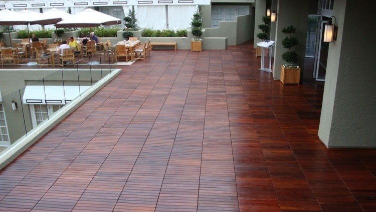 Položte veľké plochy v čo najkratšom čase na balkónové dlaždice vyrobené z dreva balkón-škridla-drevo-strecha-terasa-nápad-záhradný nábytok-sklenené zábradlia-svetlá