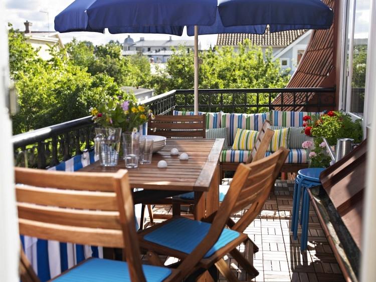 farebný slnečník chráni pred nechceným slnečným žiarením balkón-obklady-drevo-skladacie-stoličky-podsedáky-farebné-modré-slnečníkové-kvety