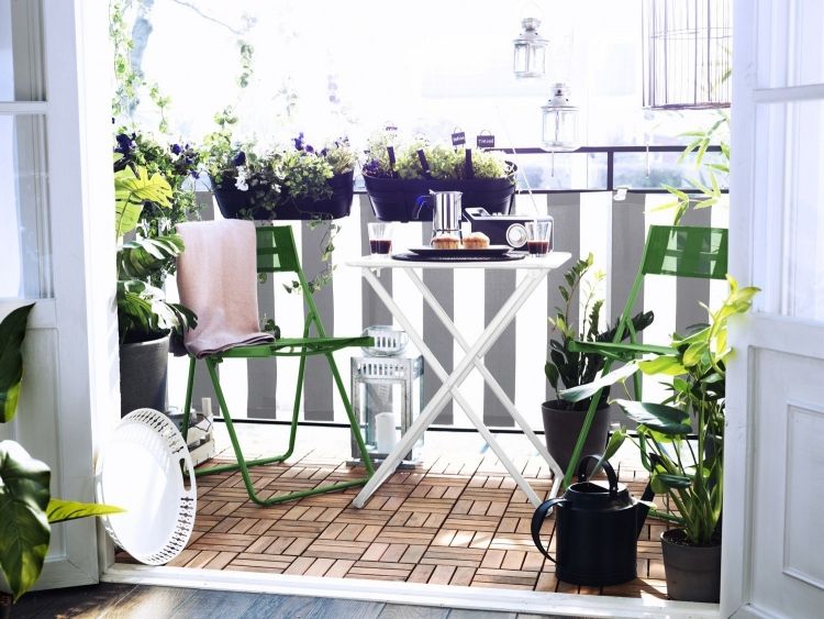 Zelená je ideálna pre vonkajší nábytok balkón-obklady-drevo-skladacie-stoličky-zelená-stôl-biela-kvetináč-kvetináč-zalievačka