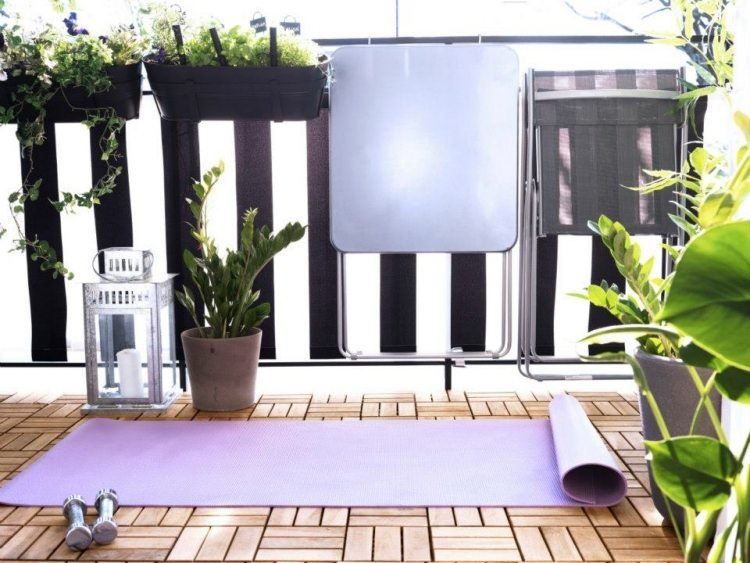 Priestor musí byť organizovaný a usporiadaný balkón-dlažba-drevená-joga-podložka-rastliny-malé-rastlinky-kvetináč-lampáš na sviečku